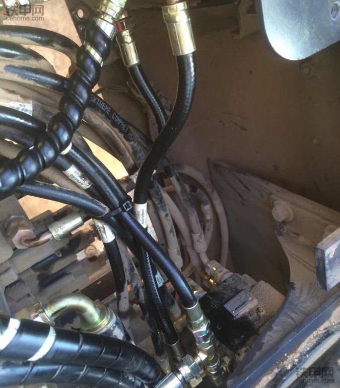 把铁管固定好之后,把铁管下端的软油管连接到快接器上的油缸.